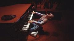 Elton John: Chưa Bao Giờ Quá Muộn